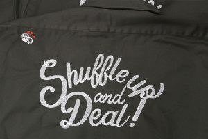 オリジナル刺繍　刺繍加工　刺繍　直接刺繍　チェーンステッチ刺繍　チェーンステッチ　ランニングステッチ　相良刺繍サテンステッチ　タタミステッチ　Tシャツ　トレーナー　ランニング　ノースリーブ　ベスト　セーター　ポンチョ　ウインドブレーカー　コーチジャケット　デニムジャケット　ジャケット　エプロン　Yシャツ　ワイシャツ　ワークシャツ　ダンガリーシャツ　開襟シャツ　背広　スーツ　スラックス　学生服　体操服　メルトンシャツ　メルトンジャケット　 ジャージ　トレーニングウエア　ウエア　型代無料書体　オリジナル書体　パーカー　ジップアップ