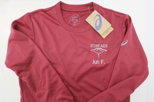 オリジナル刺繍　刺繍加工　刺繍　直接刺繍　チェーンステッチ刺繍　チェーンステッチ　ランニングステッチ　相良刺繍サテンステッチ　タタミステッチ　Tシャツ　トレーナー　ランニング　ノースリーブ　ベスト　セーター　ポンチョ　ウインドブレーカー　コーチジャケット　デニムジャケット　ジャケット　エプロン　Yシャツ　ワイシャツ　ワークシャツ　ダンガリーシャツ　開襟シャツ　背広　スーツ　スラックス　学生服　体操服　メルトンシャツ　メルトンジャケット　 ジャージ　トレーニングウエア　ウエア　型代無料書体　オリジナル書体　パーカー　ジップアップ