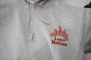 オリジナル刺繍　刺繍加工　刺繍　直接刺繍　チェーンステッチ刺繍　チェーンステッチ　ランニングステッチ　相良刺繍サテンステッチ　タタミステッチ　Tシャツ　トレーナー　ランニング　ノースリーブ　ベスト　セーター　ポンチョ　ウインドブレーカー　コーチジャケット　デニムジャケット　ジャケット　エプロン　Yシャツ　ワイシャツ　ワークシャツ　ダンガリーシャツ　開襟シャツ　背広　スーツ　スラックス　学生服　体操服　メルトンシャツ　メルトンジャケット　 ジャージ　トレーニングウエア　ウエア　型代無料書体　オリジナル書体　パーカー　ジップアップ