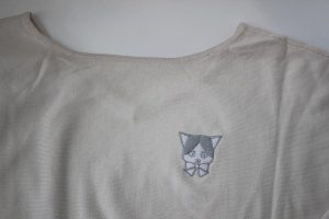 オリジナル刺繍　刺繍加工　刺繍　直接刺繍　チェーンステッチ刺繍　チェーンステッチ　ランニングステッチ　相良刺繍サテンステッチ　タタミステッチ　Tシャツ　トレーナー　ランニング　ノースリーブ　ベスト　セーター　ポンチョ　ウインドブレーカー　コーチジャケット　デニムジャケット　ジャケット　エプロン　Yシャツ　ワイシャツ　ワークシャツ　ダンガリーシャツ　開襟シャツ　背広　スーツ　スラックス　学生服　体操服　メルトンシャツ　メルトンジャケット　 ジャージ　トレーニングウエア　ウエア　型代無料書体　オリジナル書体　パーカー　ジップアップ