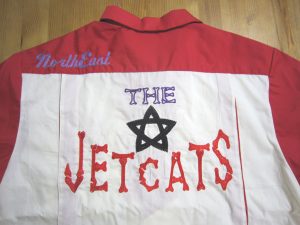 オリジナル刺繍　刺繍加工　刺繍　直接刺繍　チェーンステッチ刺繍　チェーンステッチ　ランニングステッチ　相良刺繍サテンステッチ　タタミステッチ　Tシャツ　トレーナー　ランニング　ノースリーブ　ベスト　セーター　ポンチョ　ウインドブレーカー　コーチジャケット　デニムジャケット　ジャケット　エプロン　Yシャツ　ワイシャツ　ワークシャツ　ダンガリーシャツ　開襟シャツ　背広　スーツ　スラックス　学生服　体操服　メルトンシャツ　メルトンジャケット　 ジャージ　トレーニングウエア　ウエア　型代無料書体　オリジナル書体　パーカー　ジップアップ