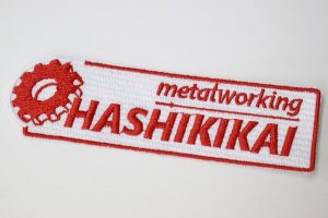 オリジナル刺繍　刺繍加工　刺繍　直接刺繍　チェーンステッチ刺繍　チェーンステッチ　ランニングステッチ　相良刺繍サテンステッチ　タタミステッチ　Tシャツ　トレーナー　ランニング　ノースリーブ　ベスト　セーター　ポンチョ　ウインドブレーカー　コーチジャケット　デニムジャケット　ジャケット　エプロン　Yシャツ　ワイシャツ　ワークシャツ　ダンガリーシャツ　開襟シャツ　背広　スーツ　スラックス　学生服　体操服　メルトンシャツ　メルトンジャケット　 ジャージ　トレーニングウエア　ウエア　型代無料書体　オリジナル書体　パーカー　ジップアップ