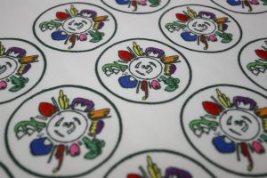 オリジナル刺繍　刺繍加工　刺繍　直接刺繍　チェーンステッチ刺繍　チェーンステッチ　ランニングステッチ　相良刺繍サテンステッチ　タタミステッチ　Tシャツ　トレーナー　ランニング　ノースリーブ　ベスト　セーター　ポンチョ　ウインドブレーカー　コーチジャケット　デニムジャケット　ジャケット　エプロン　Yシャツ　ワイシャツ　ワークシャツ　ダンガリーシャツ　開襟シャツ　背広　スーツ　スラックス　学生服　体操服　メルトンシャツ　メルトンジャケット　 ジャージ　トレーニングウエア　ウエア　型代無料書体　オリジナル書体　パーカー　ジップアップ