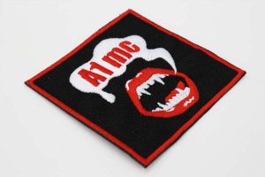 オリジナル刺繍　刺繍加工　刺繍　直接刺繍　チェーンステッチ刺繍　チェーンステッチ　ランニングステッチ　相良刺繍サテンステッチ　タタミステッチ　Tシャツ　トレーナー　ランニング　ノースリーブ　ベスト　セーター　ポンチョ　ウインドブレーカー　コーチジャケット　デニムジャケット　ジャケット　エプロン　Yシャツ　ワイシャツ　ワークシャツ　ダンガリーシャツ　開襟シャツ　背広　スーツ　スラックス　学生服　体操服　メルトンシャツ　メルトンジャケット　 ジャージ　トレーニングウエア　ウエア　型代無料書体　オリジナル書体　パーカー　ジップアップ