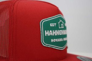 オリジナル刺繍　刺繍加工　刺繍　直接刺繍　チェーンステッチ刺繍　チェーンステッチ　ランニングステッチ　相良刺繍サテンステッチ　タタミステッチ　Tシャツ　トレーナー　ランニング　ノースリーブ　ベスト　セーター　ポンチョ　ウインドブレーカー　コーチジャケット　デニムジャケット　ジャケット　エプロン　Yシャツ　ワイシャツ　ワークシャツ　ダンガリーシャツ　開襟シャツ　背広　スーツ　スラックス　学生服　体操服　メルトンシャツ　メルトンジャケット　 ジャージ　トレーニングウエア　ウエア　型代無料書体　オリジナル書体　パーカー　ジップアップ