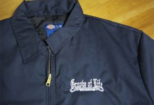 オリジナル刺繍　刺繍加工　刺繍　直接刺繍　チェーンステッチ刺繍　チェーンステッチ　ランニングステッチ　相良刺繍サテンステッチ　タタミステッチ　Tシャツ　トレーナー　ランニング　ノースリーブ　ベスト　セーター　ポンチョ　ウインドブレーカー　コーチジャケット　デニムジャケット　ジャケット　エプロン　Yシャツ　ワイシャツ　ワークシャツ　ダンガリーシャツ　開襟シャツ　背広　スーツ　スラックス　学生服　体操服　メルトンシャツ　メルトンジャケット　 ジャージ　トレーニングウエア　ウエア　型代無料書体　オリジナル書体　パーカー　ジップアップ