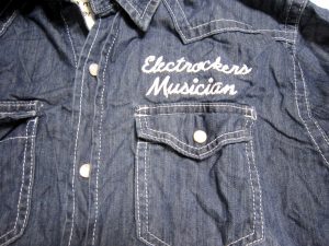 オリジナル刺繍　刺繍加工　刺繍　直接刺繍　チェーンステッチ刺繍　チェーンステッチ　ランニングステッチ　相良刺繍サテンステッチ　タタミステッチ　Tシャツ　トレーナー　ランニング　ノースリーブ　ベスト　セーター　ポンチョ　ウインドブレーカー　コーチジャケット　デニムジャケット　ジャケット　エプロン　Yシャツ　ワイシャツ　ワークシャツ　ダンガリーシャツ　開襟シャツ　背広　スーツ　スラックス　学生服　体操服　メルトンシャツ　メルトンジャケット　 ジャージ　トレーニングウエア　ウエア　型代無料書体　オリジナル書体　パーカー　ジップアップ