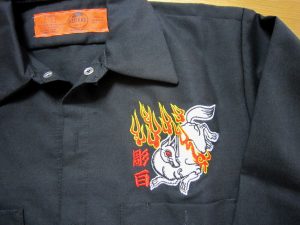 オリジナル刺繍　刺繍加工　刺繍　直接刺繍　チェーンステッチ刺繍　チェーンステッチ　ランニングステッチ　相良刺繍サテンステッチ　タタミステッチ　Tシャツ　トレーナー　ランニング　ノースリーブ　ベスト　セーター　ポンチョ　ウインドブレーカー　コーチジャケット　デニムジャケット　ジャケット　エプロン　Yシャツ　ワイシャツ　ワークシャツ　ダンガリーシャツ　開襟シャツ　背広　スーツ　スラックス　学生服　体操服　メルトンシャツ　メルトンジャケット　 ジャージ　トレーニングウエア　ウエア　型代無料書体　オリジナル書体　パーカー　ジップアップ