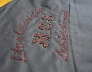 オリジナル刺繍　刺繍加工　刺繍　直接刺繍　チェーンステッチ刺繍　チェーンステッチ　ランニングステッチ　相良刺繍サテンステッチ　タタミステッチ　Tシャツ　トレーナー　ランニング　ノースリーブ　ベスト　セーター　ポンチョ　ウインドブレーカー　コーチジャケット　デニムジャケット　ジャケット　エプロン　Yシャツ　ワイシャツ　ワークシャツ　ダンガリーシャツ　開襟シャツ　背広　スーツ　スラックス　学生服　体操服　メルトンシャツ　メルトンジャケット　 ジャージ　トレーニングウエア　ウエア　型代無料書体　オリジナル書体　パーカー　ジップアップ