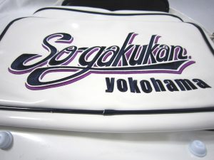 オリジナル刺繍　刺繍加工　刺繍　直接刺繍　チェーンステッチ刺繍　チェーンステッチ　ランニングステッチ　相良刺繍サテンステッチ　タタミステッチ　Tシャツ　トレーナー　ランニング　ノースリーブ　ベスト　セーター　ポンチョ　ウインドブレーカー　コーチジャケット　デニムジャケット　ジャケット　エプロン　Yシャツ　ワイシャツ　ワークシャツ　ダンガリーシャツ　開襟シャツ　背広　スーツ　スラックス　学生服　体操服　メルトンシャツ　メルトンジャケット　 ジャージ　トレーニングウエア　ウエア　型代無料書体　オリジナル書体　パーカー　ジップアップ