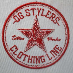 オリジナル刺繍　刺繍加工　刺繍　直接刺繍　チェーンステッチ刺繍　チェーンステッチ　ランニングステッチ　相良刺繍サテンステッチ　タタミステッチ　Tシャツ　トレーナー　ランニング　ノースリーブ　ベスト　セーター　ポンチョ　ウインドブレーカー　コーチジャケット　デニムジャケット　ジャケット　エプロン　Yシャツ　ワイシャツ　ワークシャツ　ダンガリーシャツ　開襟シャツ　背広　スーツ　スラックス　学生服　体操服　メルトンシャツ　メルトンジャケット　 ジャージ　トレーニングウエア　ウエア　型代無料書体　オリジナル書体　パーカー　ジップアップ