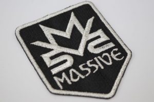 オリジナル刺繍　刺繍加工　刺繍　直接刺繍　チェーンステッチ刺繍　チェーンステッチ　ランニングステッチ　相良刺繍サテンステッチ　タタミステッチ　Tシャツ　トレーナー　ランニング　ノースリーブ　ベスト　セーター　ポンチョ　ウインドブレーカー　コーチジャケット　デニムジャケット　ジャケット　エプロン　Yシャツ　ワイシャツ　ワークシャツ　ダンガリーシャツ　開襟シャツ　背広　スーツ　スラックス　学生服　体操服　メルトンシャツ　メルトンジャケット　 ジャージ　トレーニングウエア　ウエア　型代無料書体　オリジナル書体　パーカー　ジップアップ